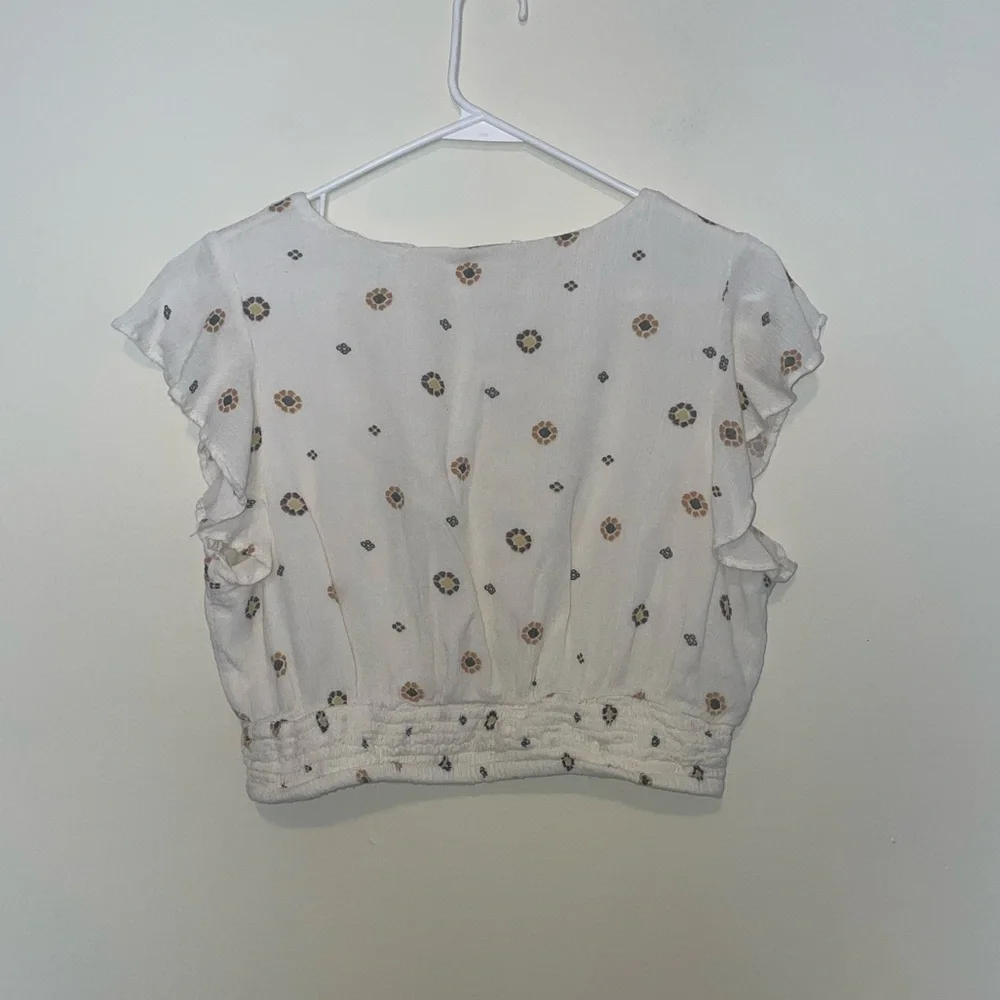 Amuse Society Cream Crop Top Size Medium - Picture 2 of 3